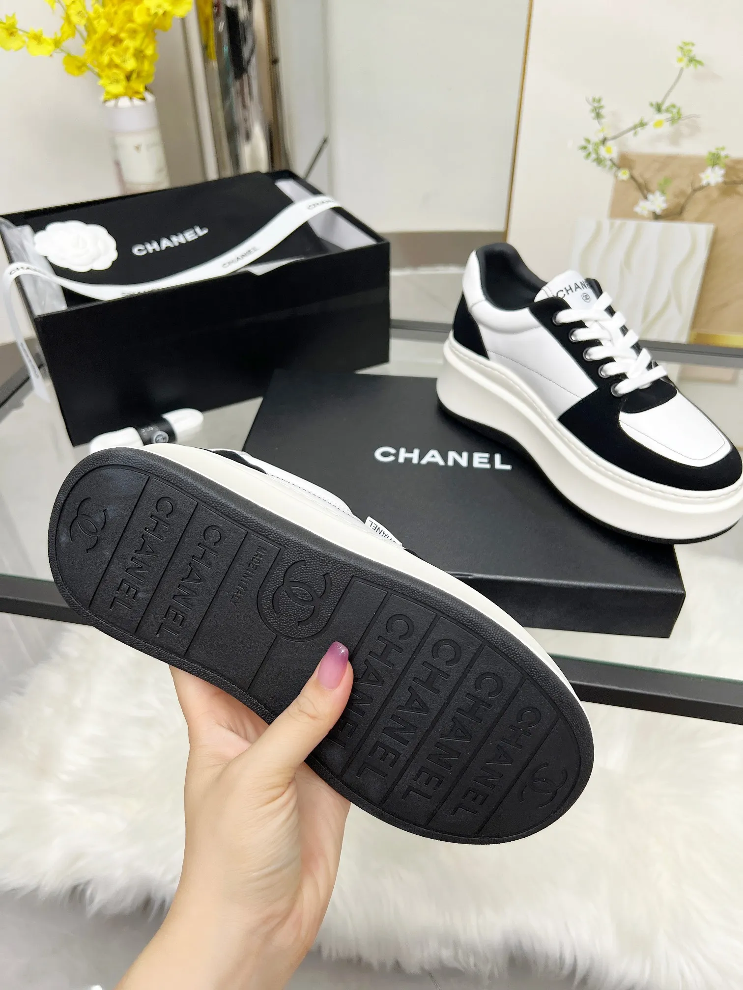 👟👟Ex-factory price 480👟👟 CHANEL 25C spring and summer new sports shoes official website is available at the same time ❤️ Counter out-of-stock kings. Major bloggers are recommending new styles on social days. This season’s new styles are simply eye-catching and look great on the feet. The casual casual sports style is refreshing and natural, interpreting Chanel’s fashionable femininity. The overall customization makes all sports models on the market at that time obsolete. This series is now available for sale! The upper is made of custom imported pebbled calf leather ➕ custom frosted calf leather. The lining is made of original one-to-one professionally customized mesh. Hardware accessories. Original full set of molds (not common in the market). Original custom molded TPU combination outsole. Height 4 cm. Women's size 35-39.
